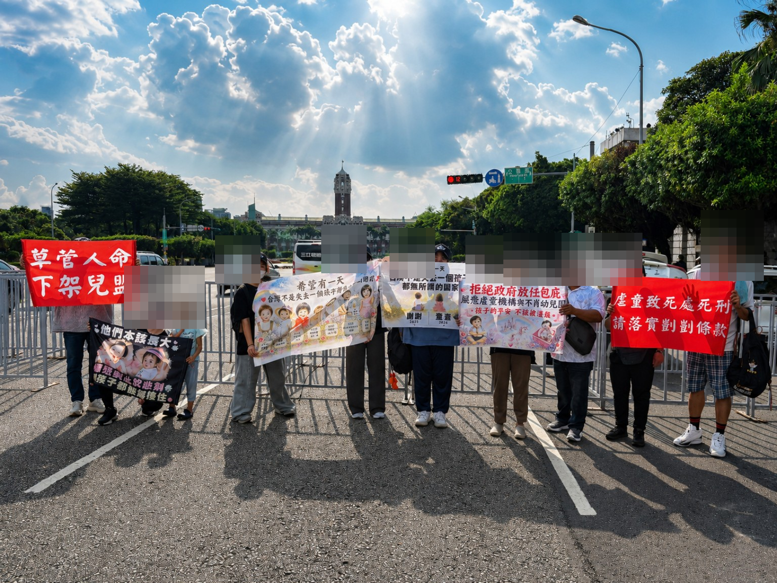 凱達格蘭大道活動現場，參與者持兒少保護倡議布條