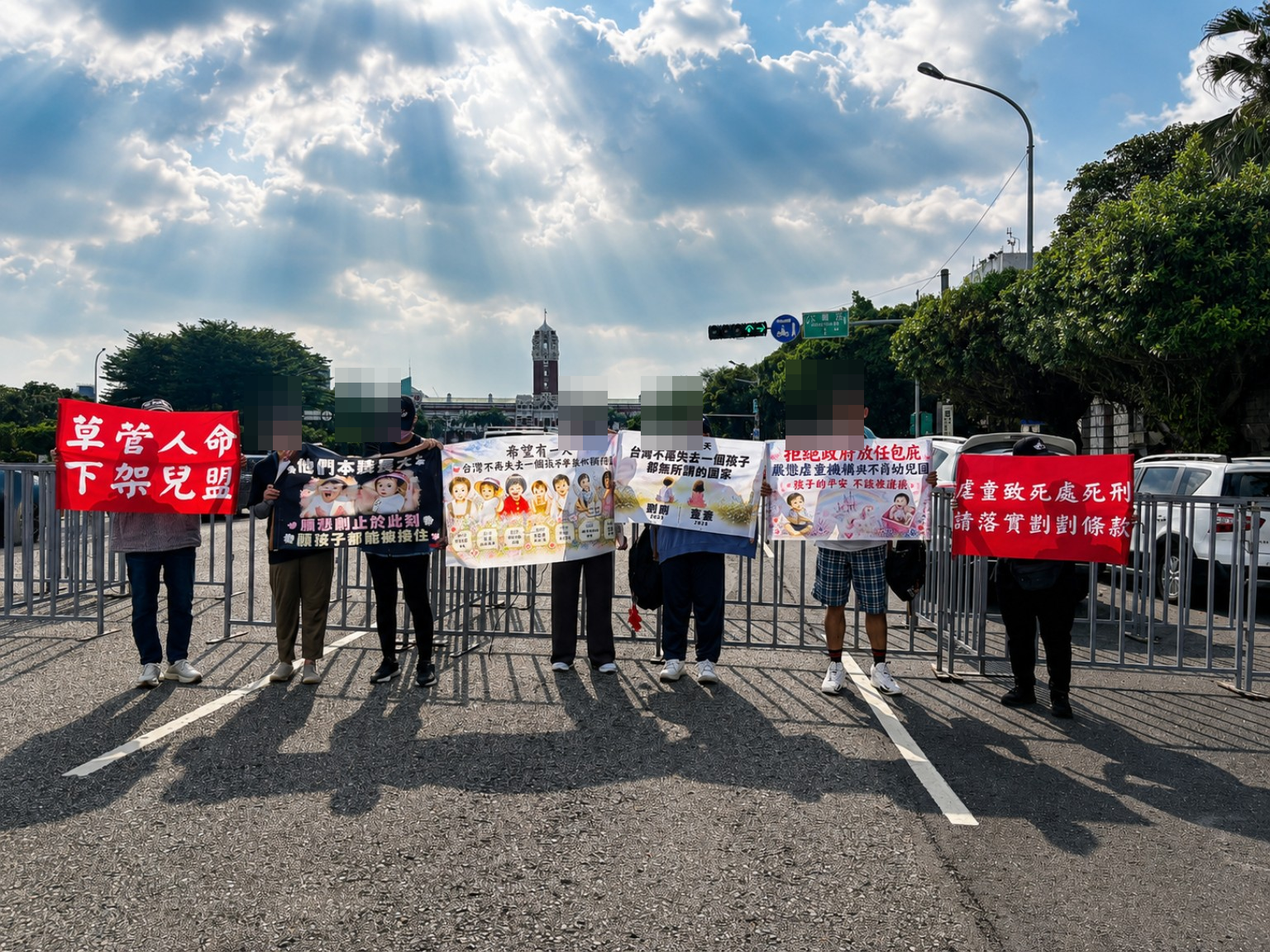護童行動聯盟與現場支持者於凱道活動合影